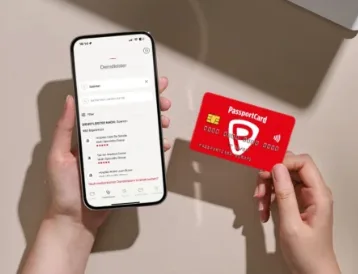 PassportCard-Karte und Smartphone mit der PassportCard-App